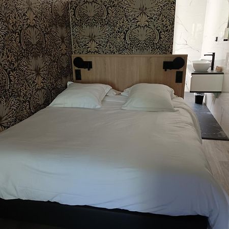 Hotel-Restaurant Logis L'Aubrac ลาโยล ภายนอก รูปภาพ