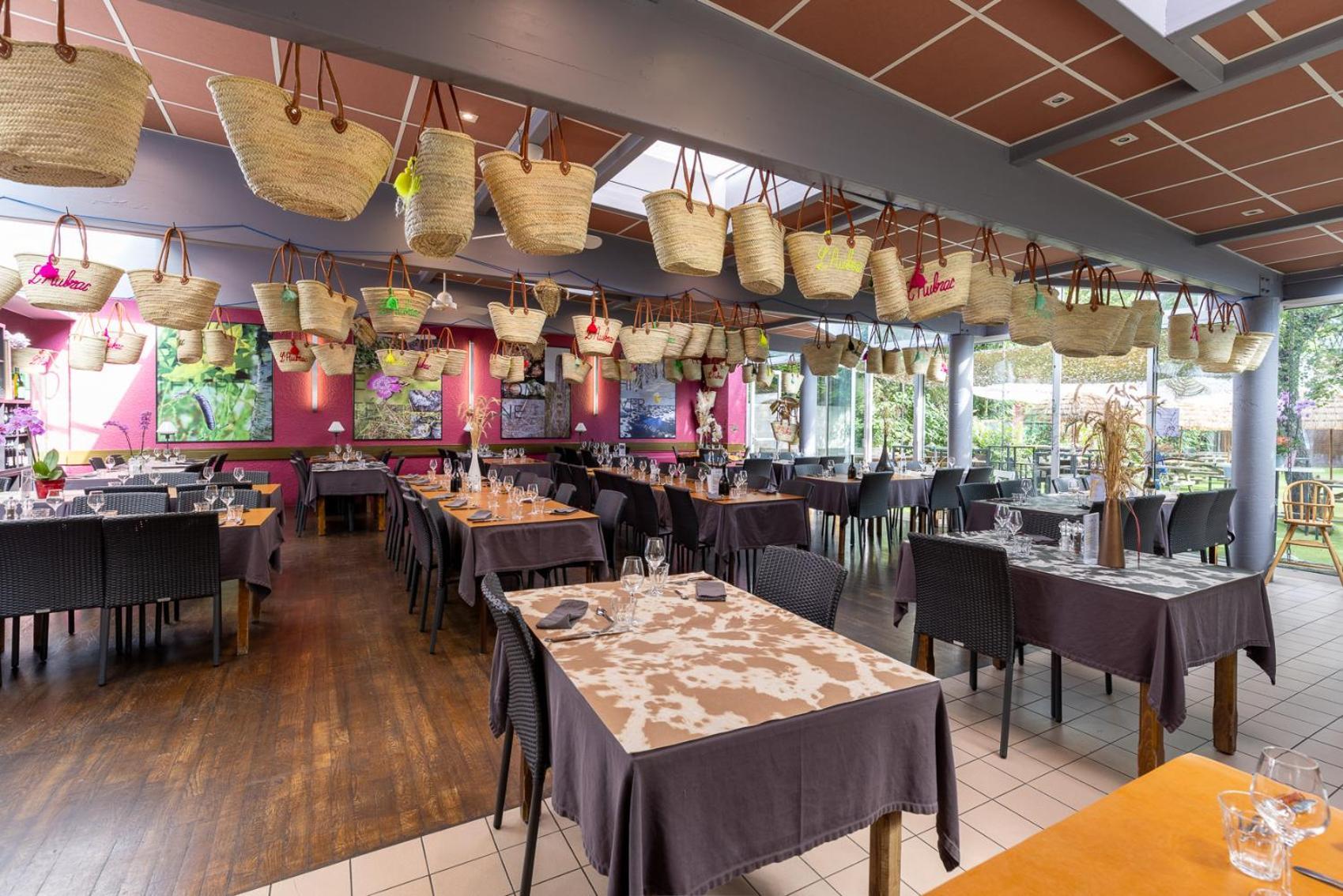 Hotel-Restaurant Logis L'Aubrac ลาโยล ภายนอก รูปภาพ