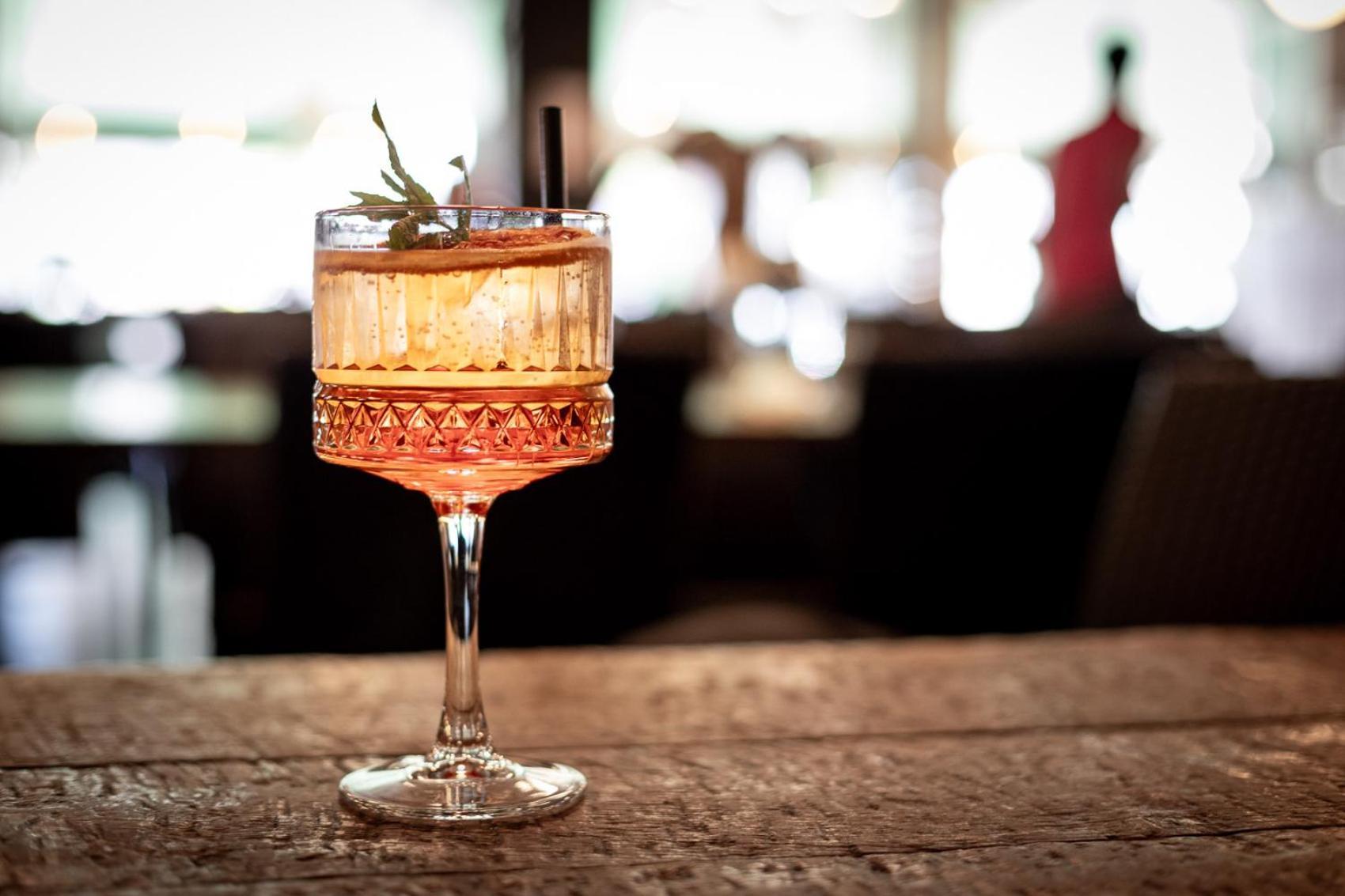 Hotel-Restaurant Logis L'Aubrac ลาโยล ภายนอก รูปภาพ