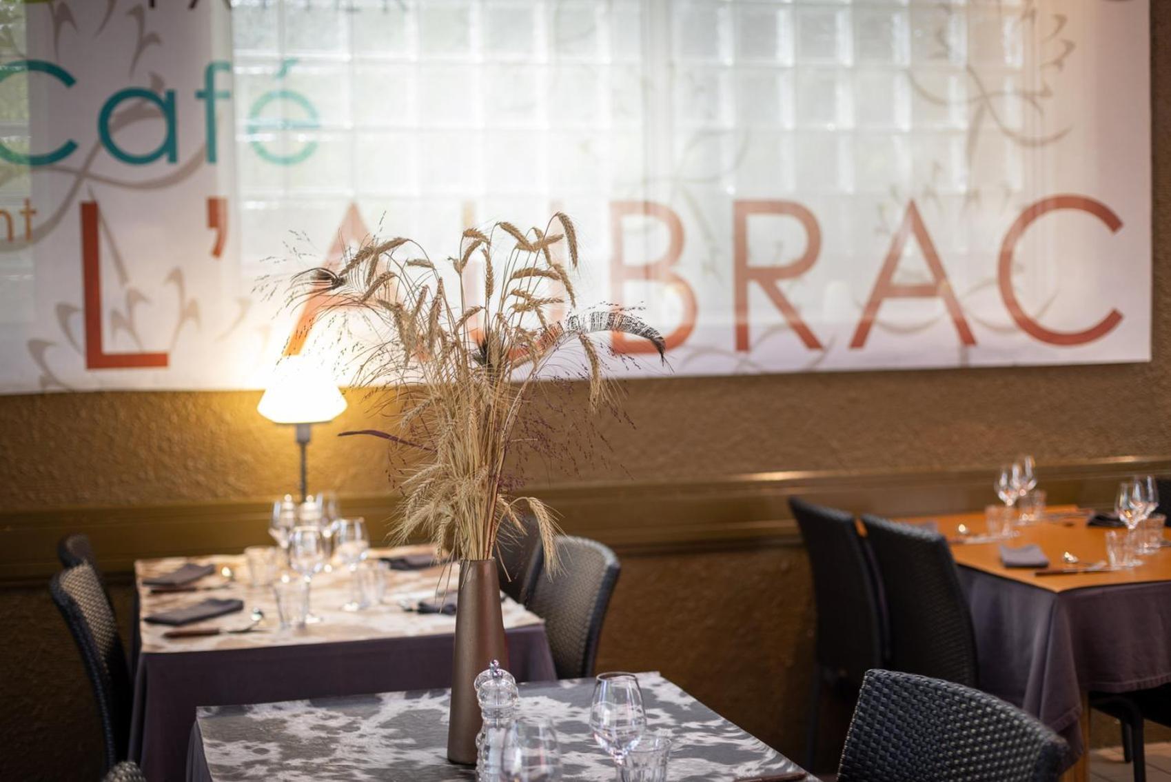 Hotel-Restaurant Logis L'Aubrac ลาโยล ภายนอก รูปภาพ