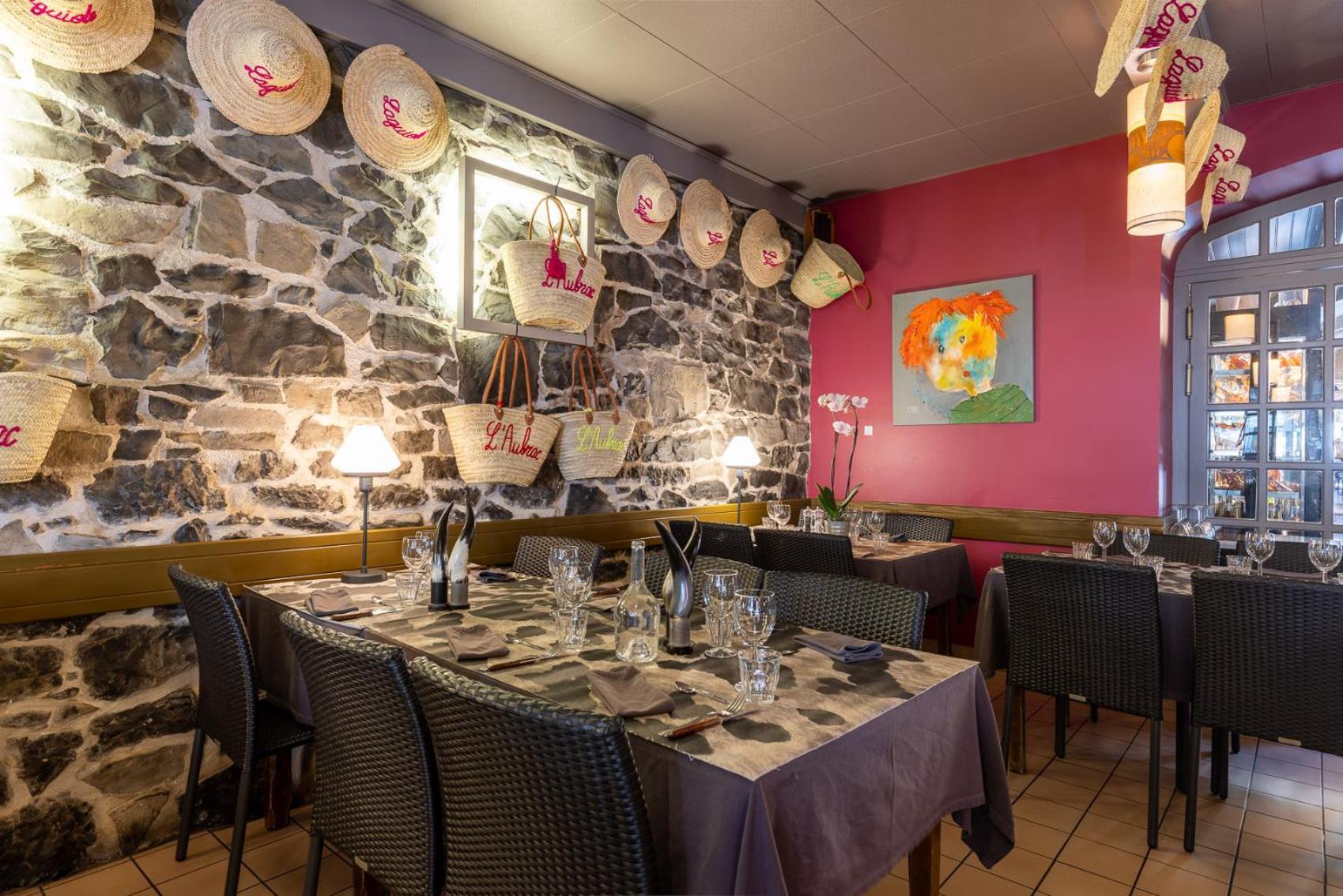 Hotel-Restaurant Logis L'Aubrac ลาโยล ภายนอก รูปภาพ