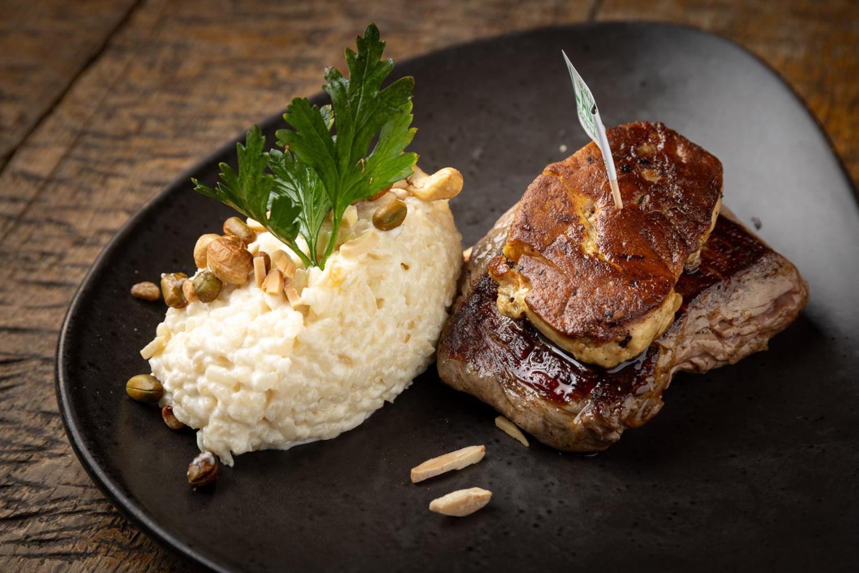 Hotel-Restaurant Logis L'Aubrac ลาโยล ภายนอก รูปภาพ