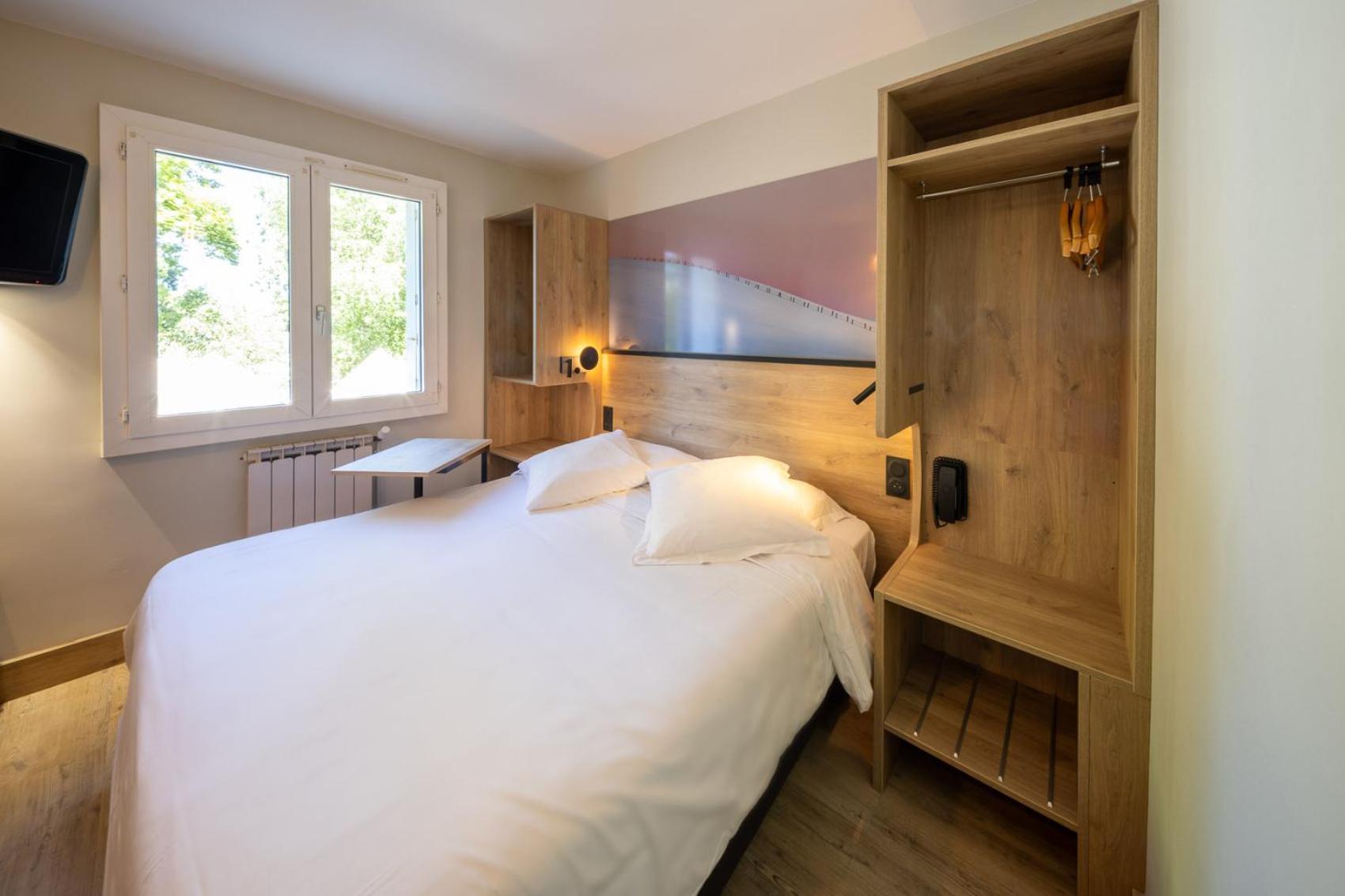 Hotel-Restaurant Logis L'Aubrac ลาโยล ภายนอก รูปภาพ