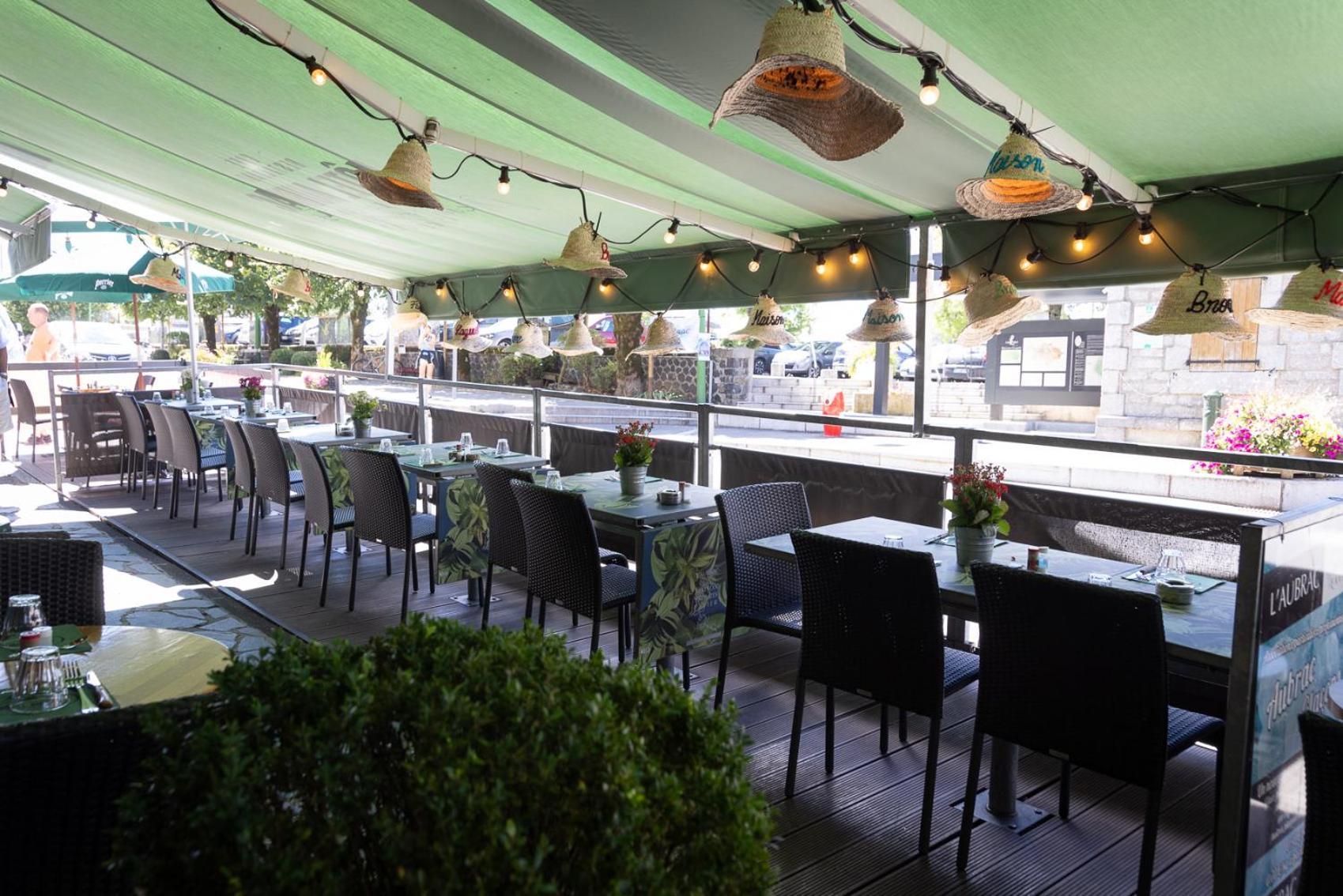 Hotel-Restaurant Logis L'Aubrac ลาโยล ภายนอก รูปภาพ