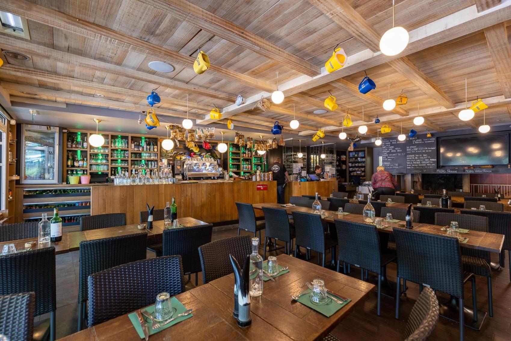 Hotel-Restaurant Logis L'Aubrac ลาโยล ภายนอก รูปภาพ