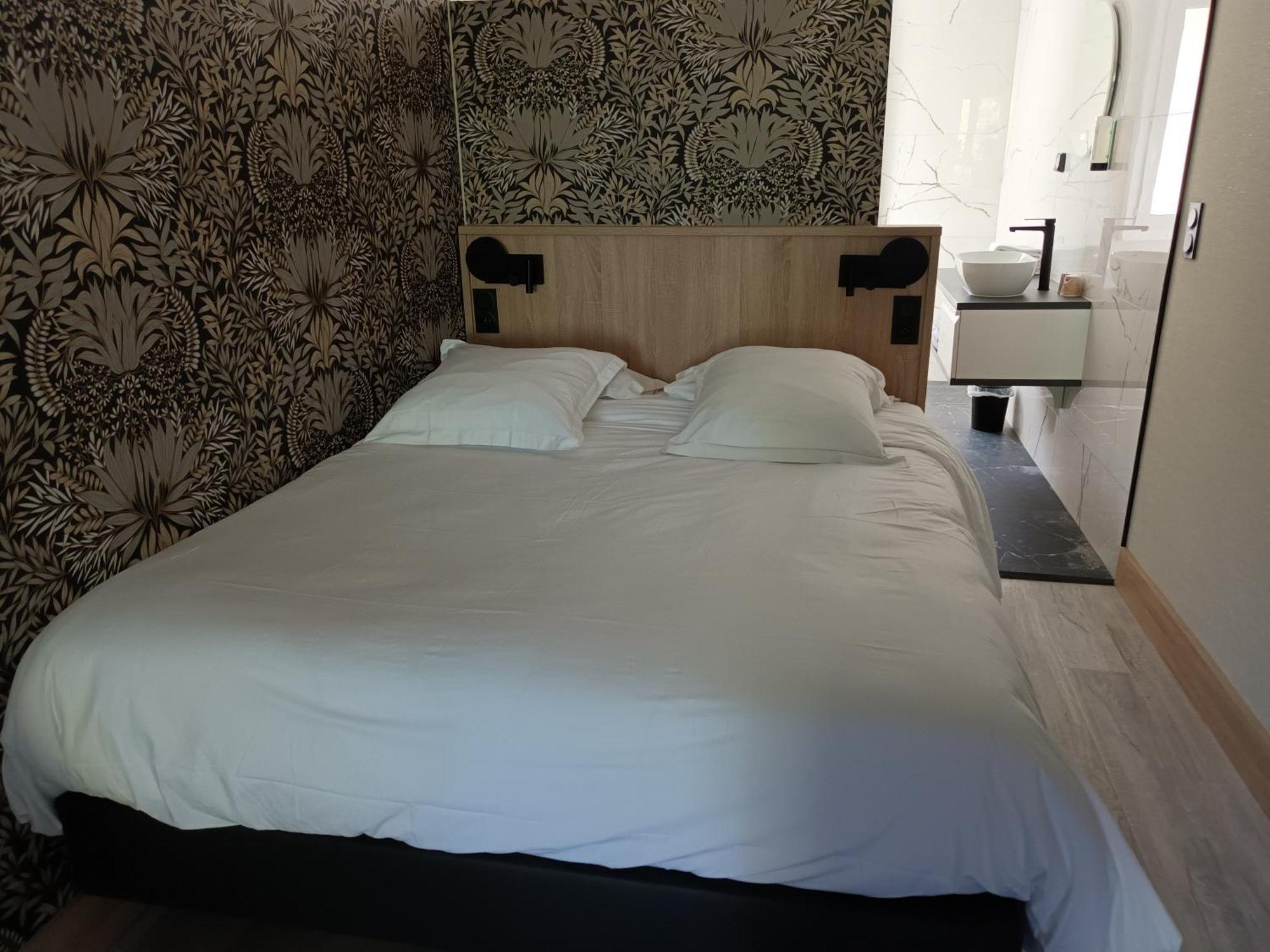 Hotel-Restaurant Logis L'Aubrac ลาโยล ภายนอก รูปภาพ