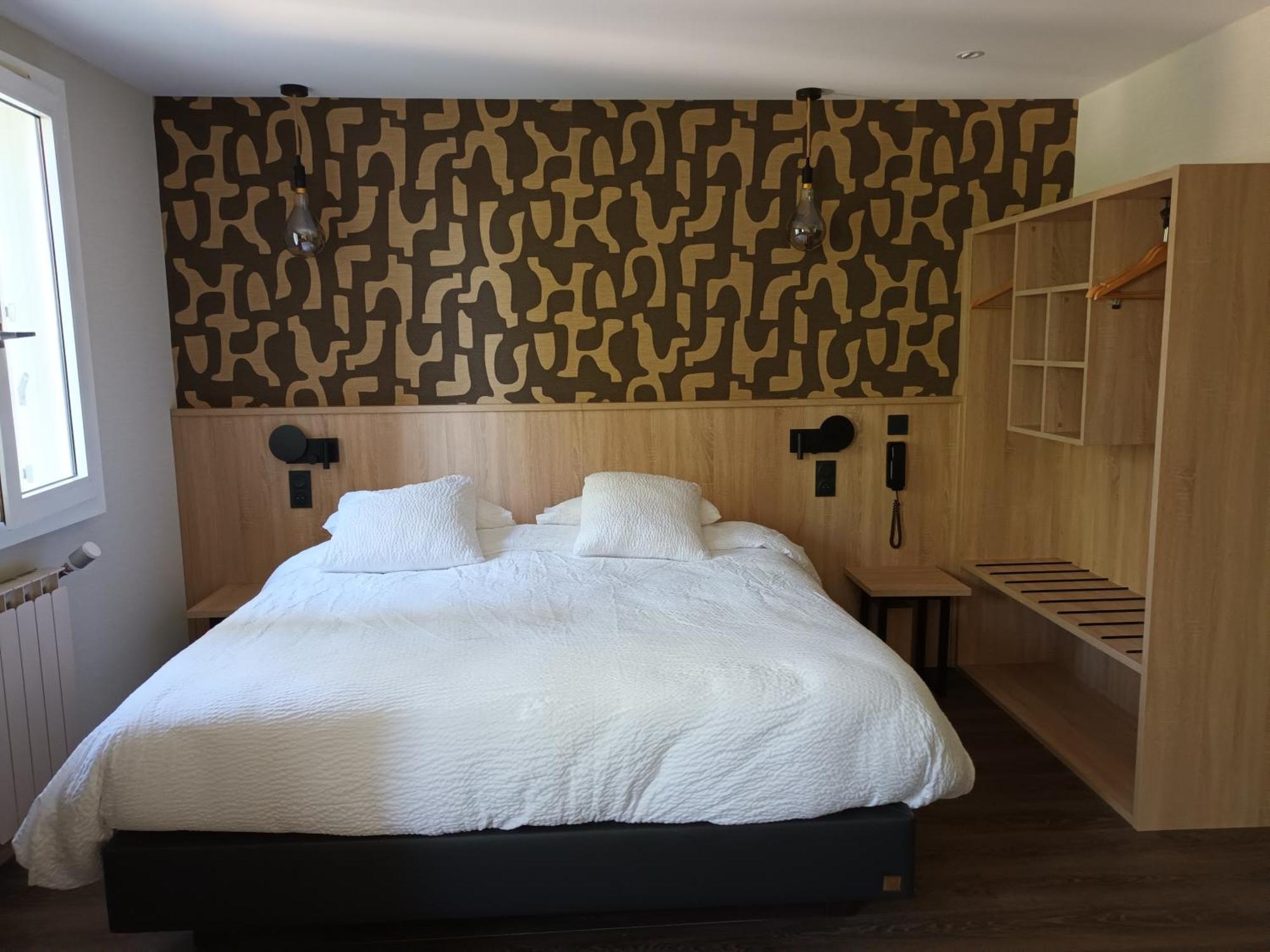 Hotel-Restaurant Logis L'Aubrac ลาโยล ภายนอก รูปภาพ
