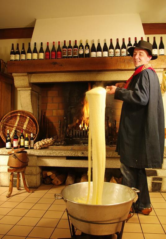 Hotel-Restaurant Logis L'Aubrac ลาโยล ภายนอก รูปภาพ